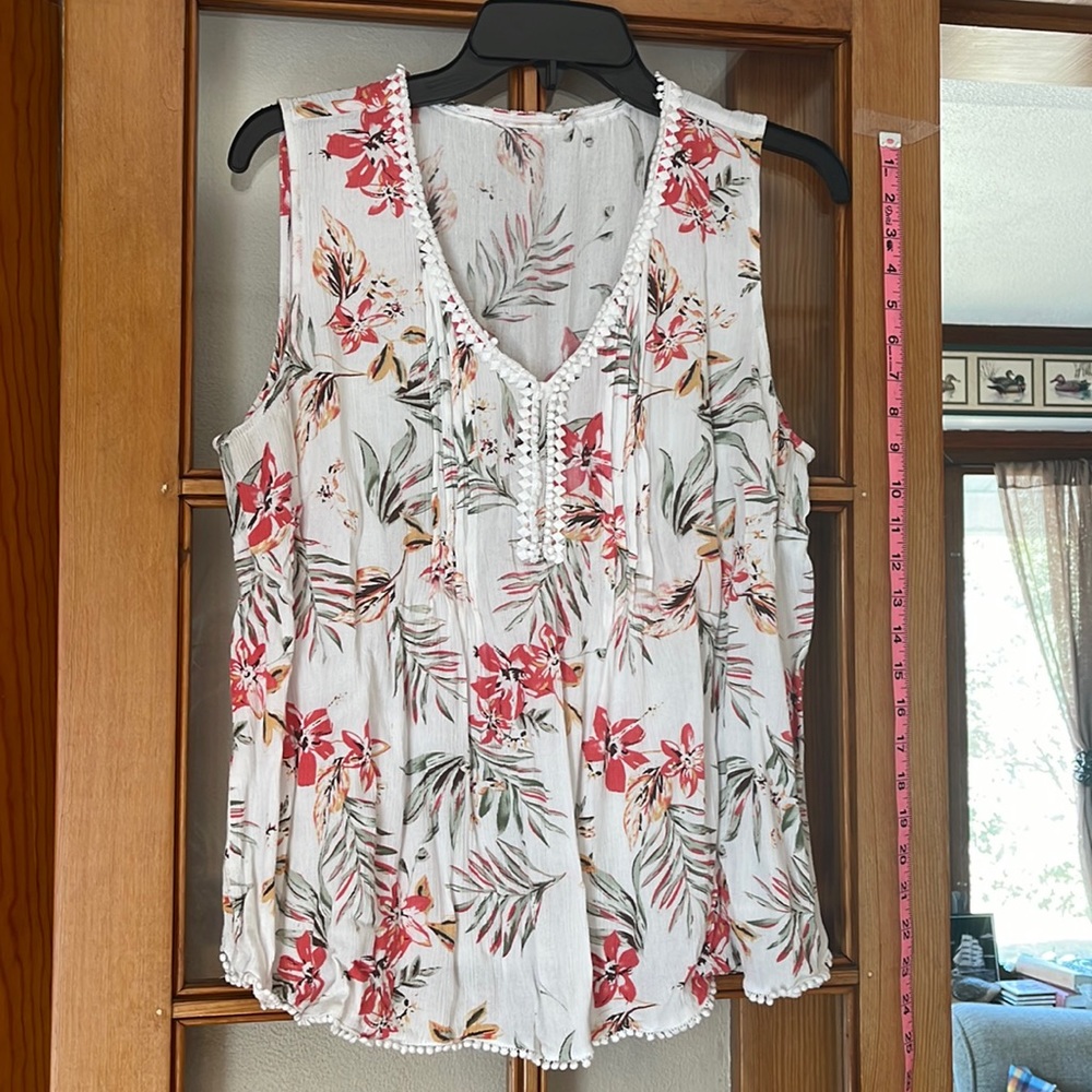 Sleeveless top with an island vibe!